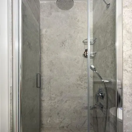 Charming Bright Brand New 2bd1bath Views 121 דירה